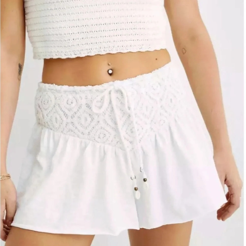 AERIE Flirty Crochet WHITE FLOWY Shorts NWT  Ladies SIZE MEDIUM